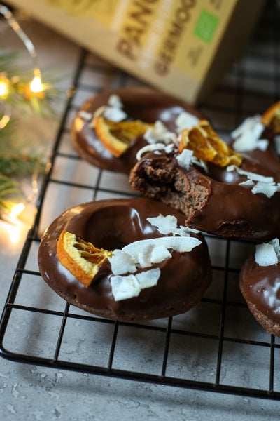 Ciambelline speziate di Natale con ganache al cioccolato fondente