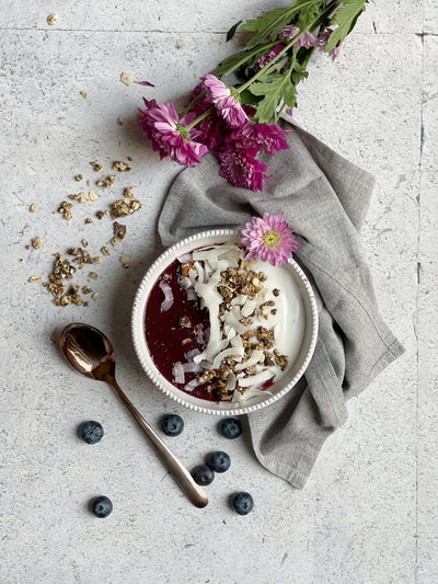 BREAKFAST BOWL con mirtilli, proteine di canapa e acqua di cocco