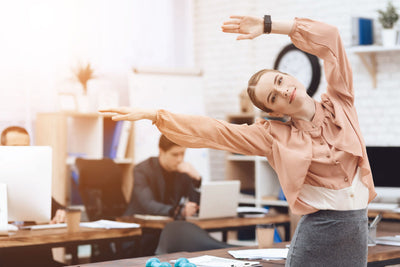 Stop vita sedentaria: 5 consigli per allenarsi anche in ufficio
